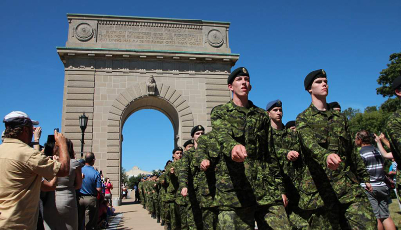 Les élèves-officier passent sous l'arc commémoratif du CMRC