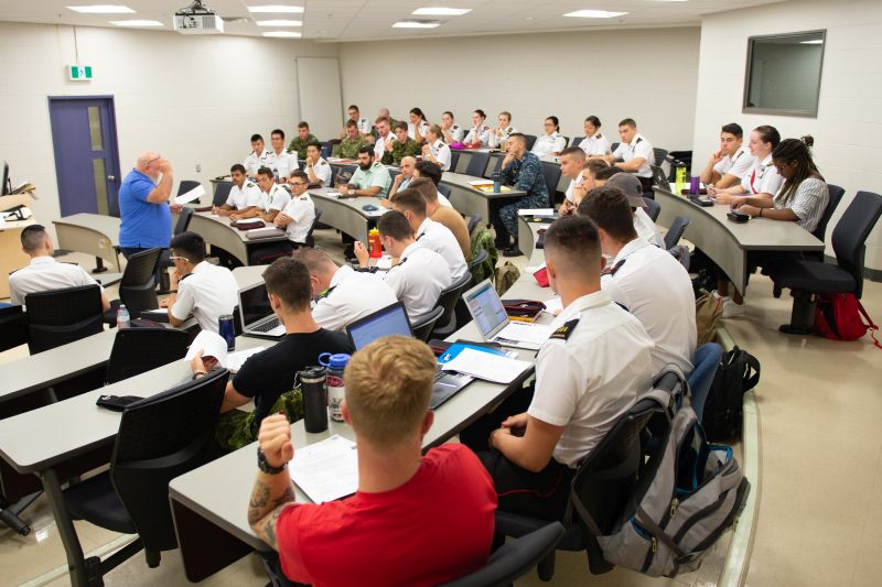 Étudiants et étudiantes du CMR assistant à une conférence.