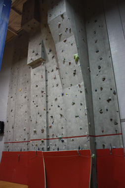 Vue du mur d'escalade de SAM gymnase terrain 2