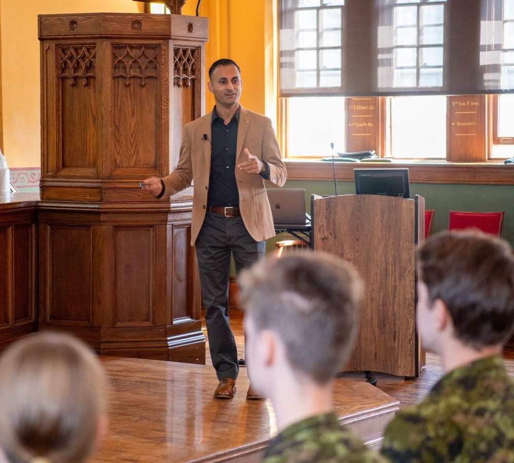 Le major (à la retraite) Jameel Janjua s'adresse à des élèves officiers lors d'une conférence publique le 12 septembre 2025.