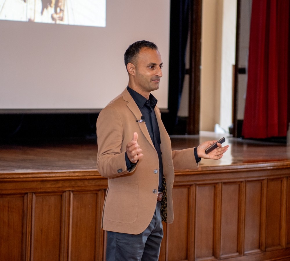 Le major (à la retraite) Janjua fait une présentation sur son vol spatial prévu en 2024.