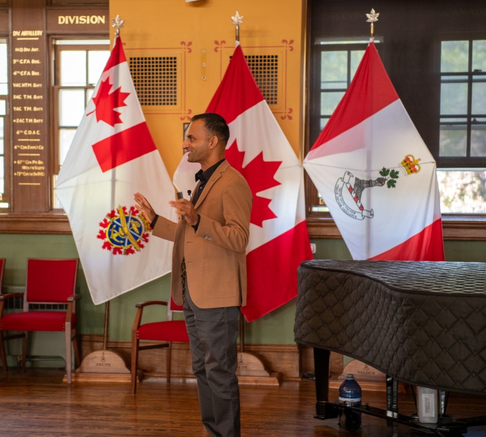 Le major (à la retraite) Janjua répond aux questions du public dans l'édifice historique Curry.